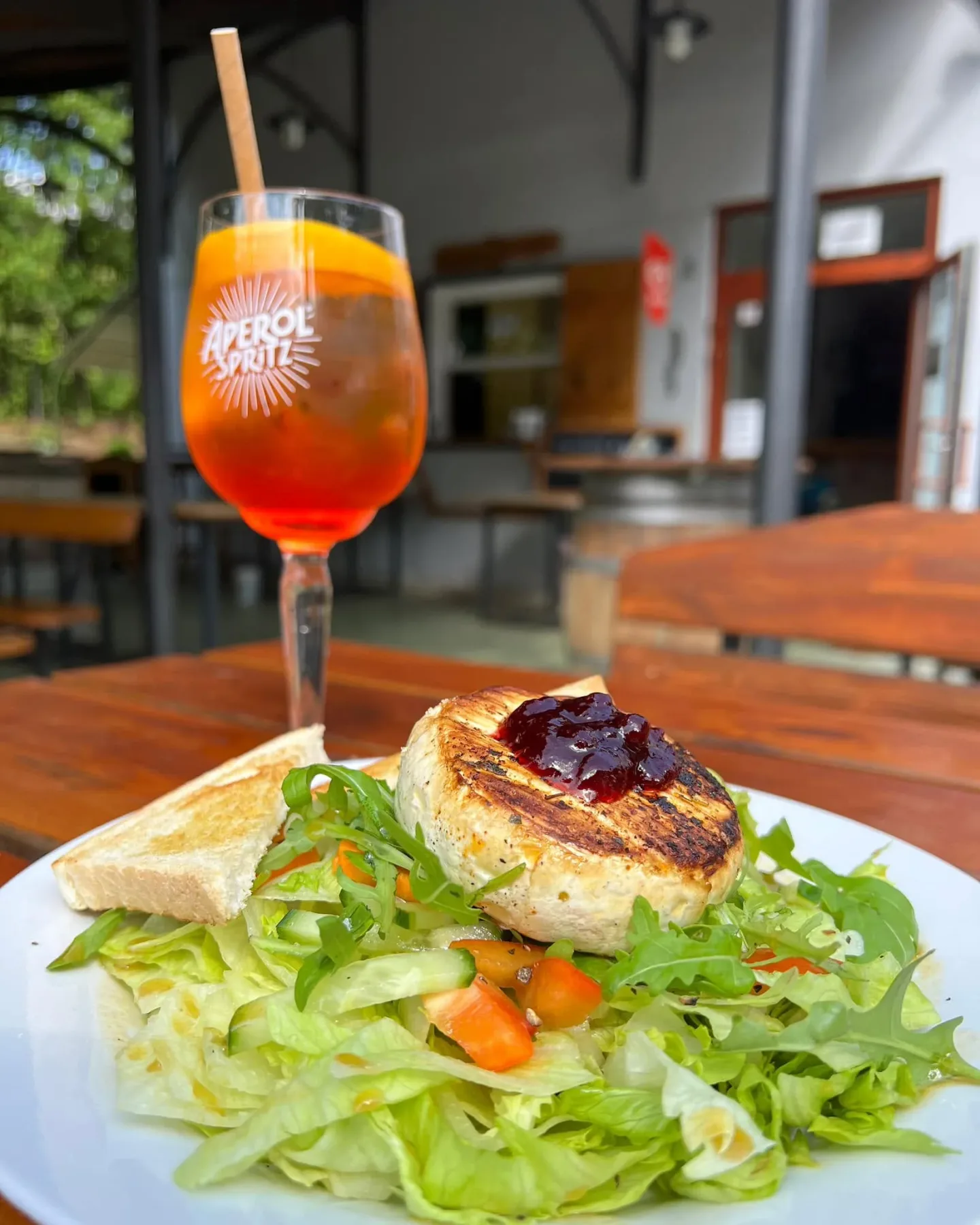 Grilovaný hermelín s brusinkami, salát a Aperol spritz